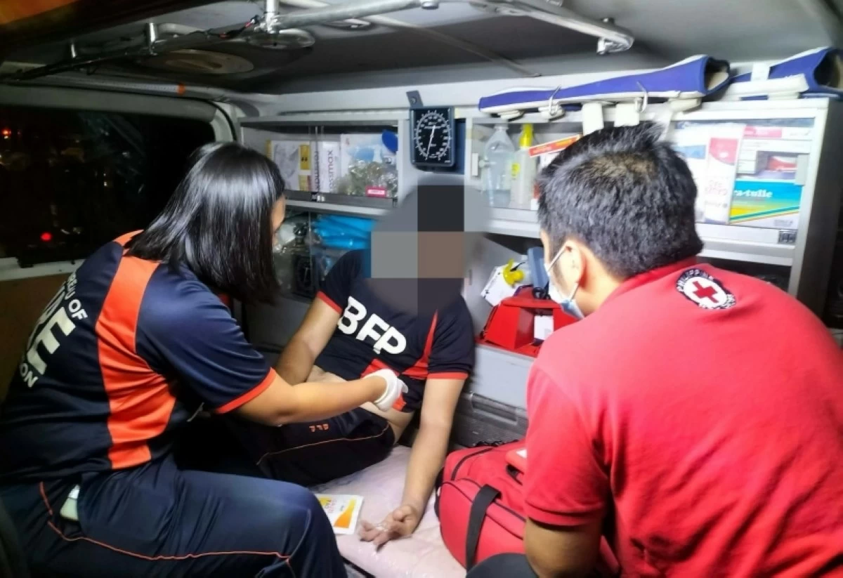 Philippine Red Cross personnel treat an injured officer of the Bureau of Fire Protection. (Photo from Philppine Red Cross)