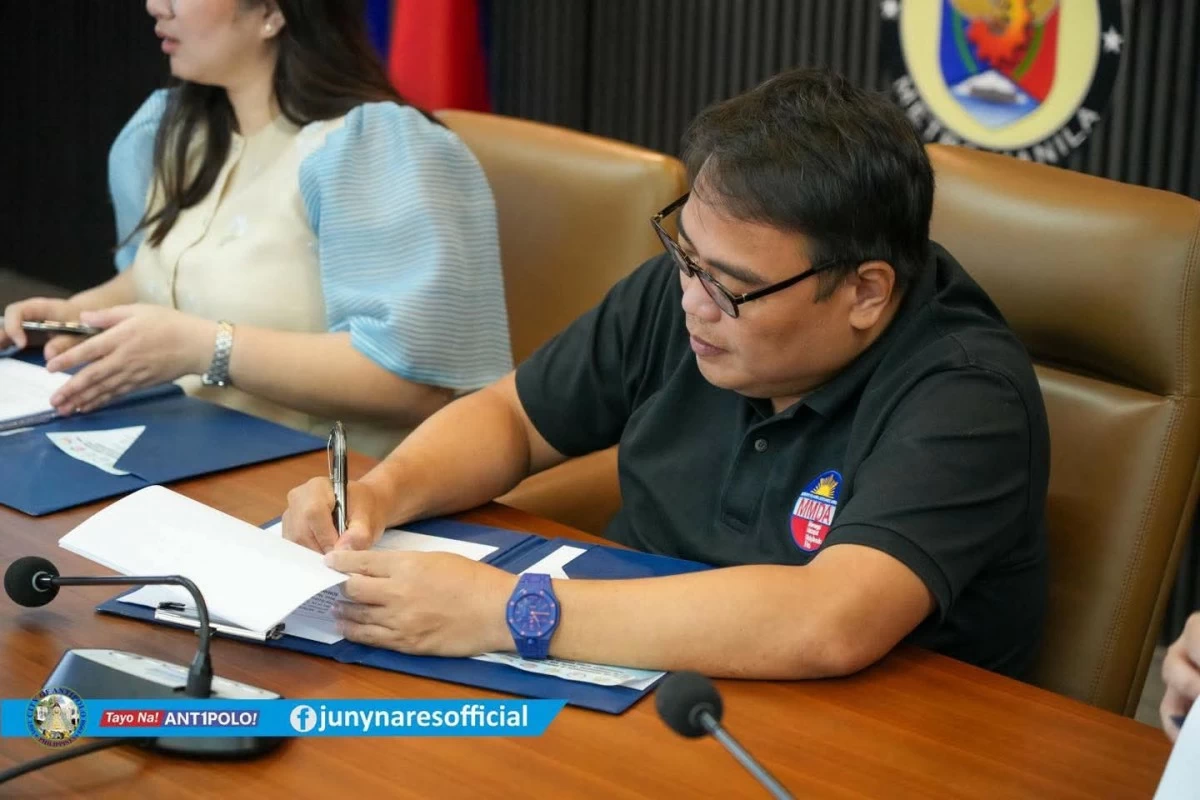 MMDA Chairman Don Artes and the mayors of Pasig, Marikina, Cainta, and Antipolo sign an agreement to strengthen traffic management along Marcos Highway on Aug. 26, 2026. (Photos from Mayor Maan Teodoro/Mayor Jun Ynares)