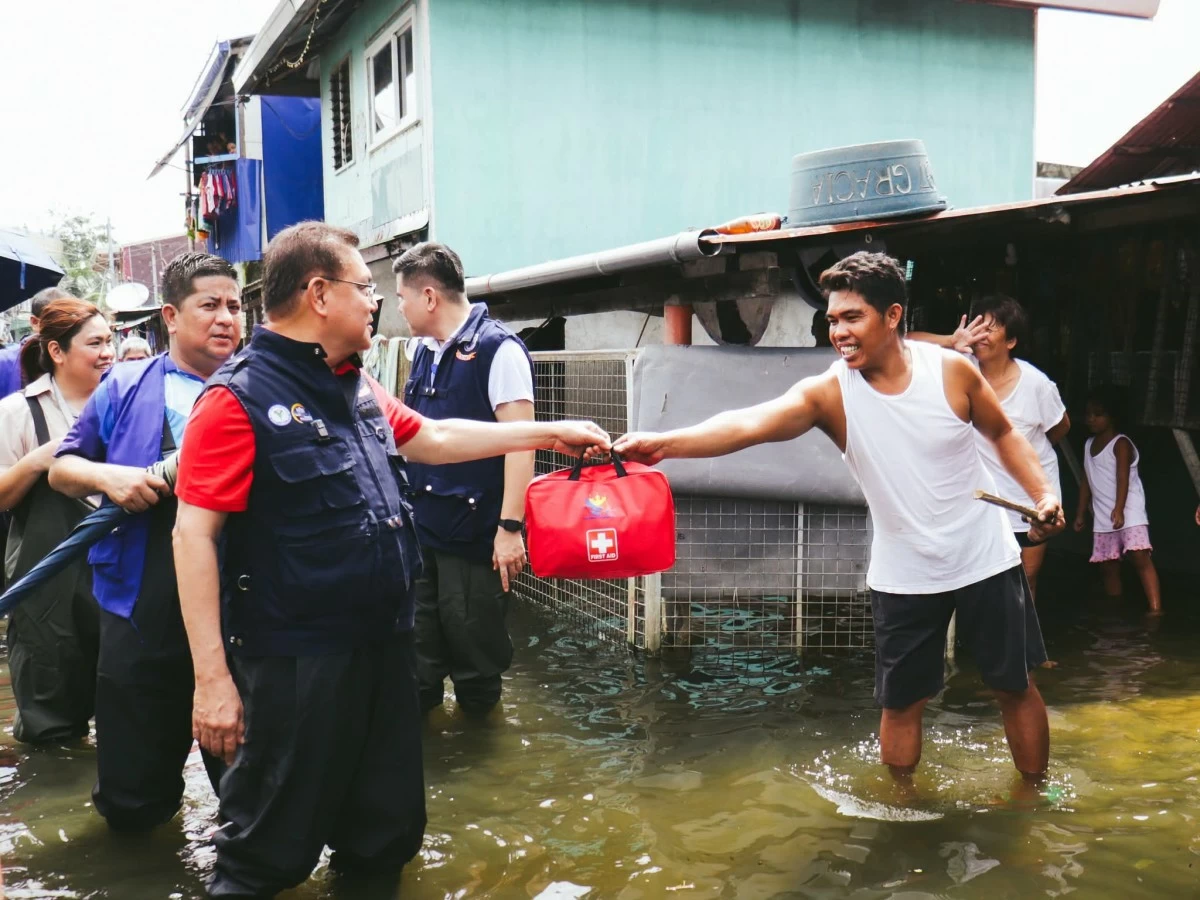 Region 1 Medical Center chief Dr. Joseph Roland O. Mejia leads the distribution of Medical Go Kits to flood‑hit residents in Barangay Mayombo, Dagupan City. (Photo via Liezle Inigo)