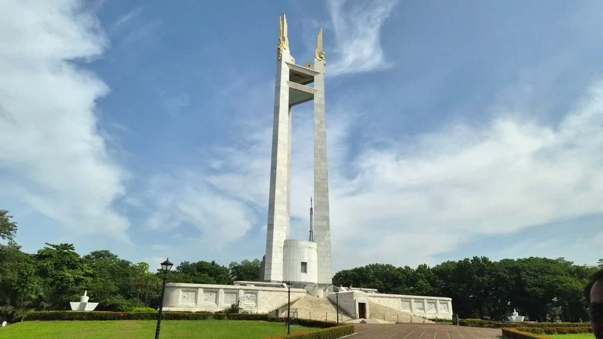 A pause at Quezon Memorial Circle, where history meets open green space. (Photo: Rodmill G. Lopez)