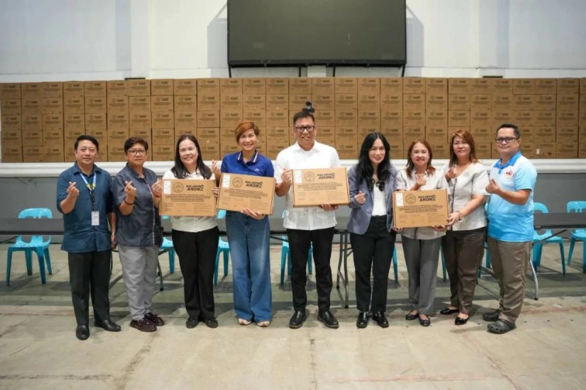 Malabon Mayor Jeannie Sandoval leads the distribution of laptops to public school educators during a ceremony at the Malabon Sports Complex on Thursday, Aug. 27. (Photo courtesy of the Malabon LGU)