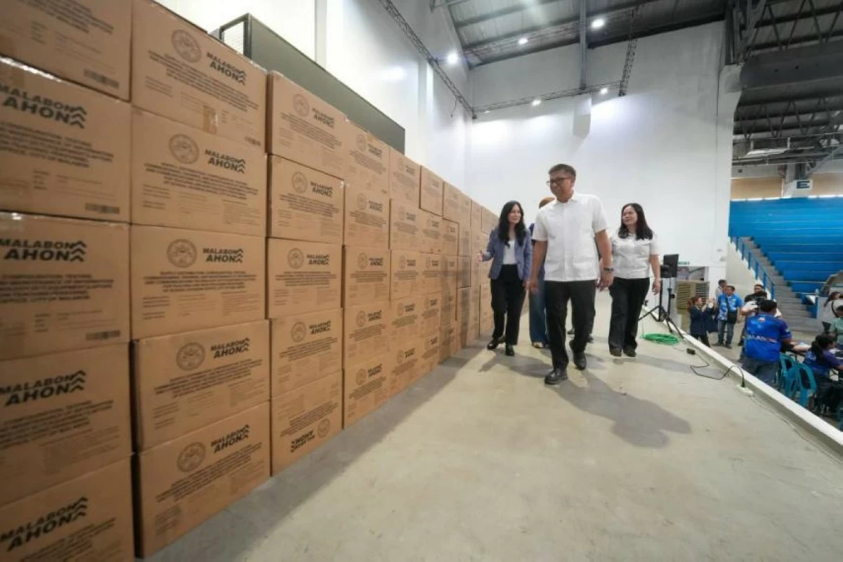 Malabon Mayor Jeannie Sandoval leads the distribution of laptops to public school educators during a ceremony at the Malabon Sports Complex on Thursday, Aug. 27. (Photo courtesy of the Malabon LGU)