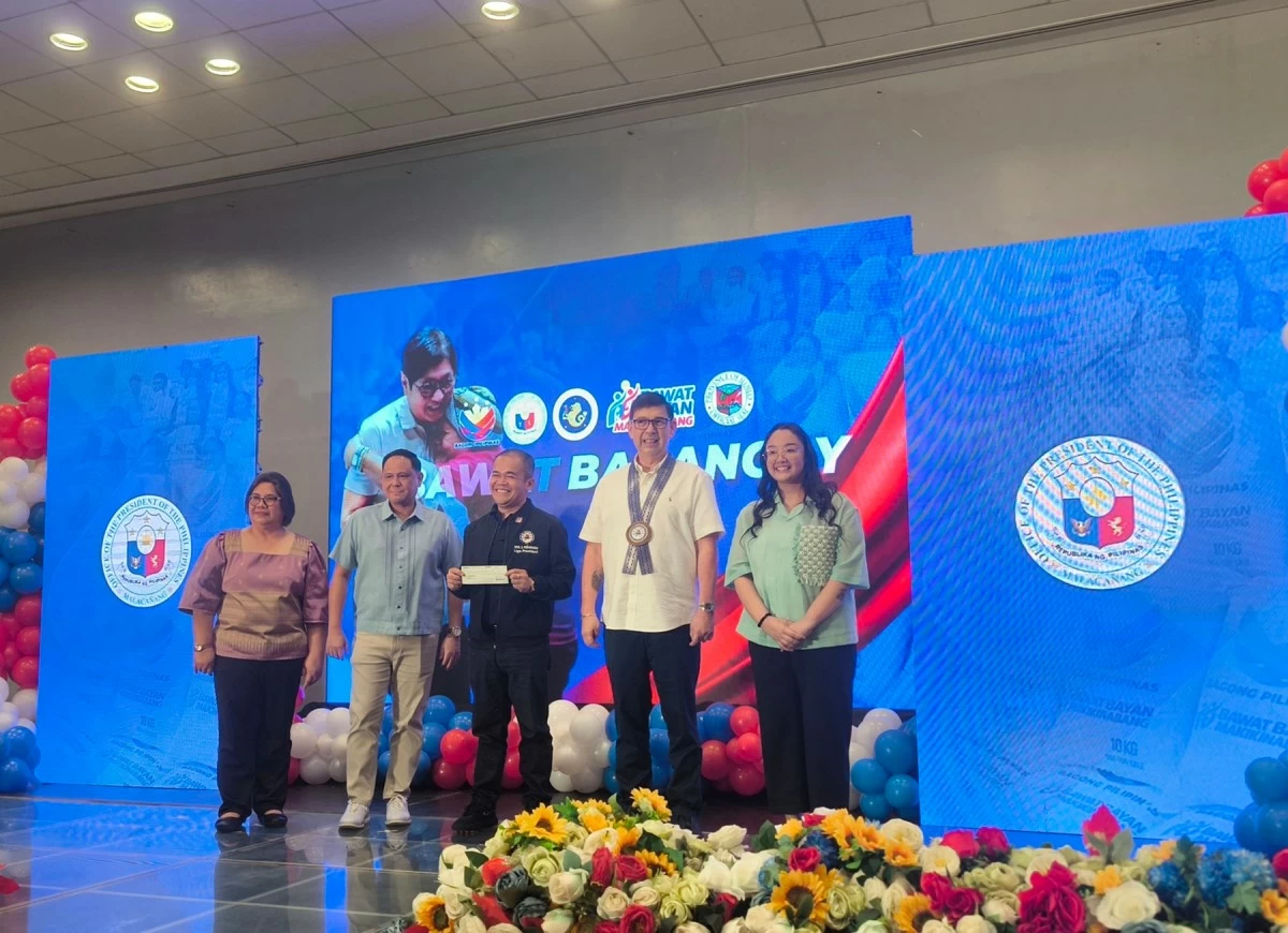 
Executive Secretary Ralph Recto distributes aid by the Marcos administration with local officials in Iloilo.  (Tara Yap)

