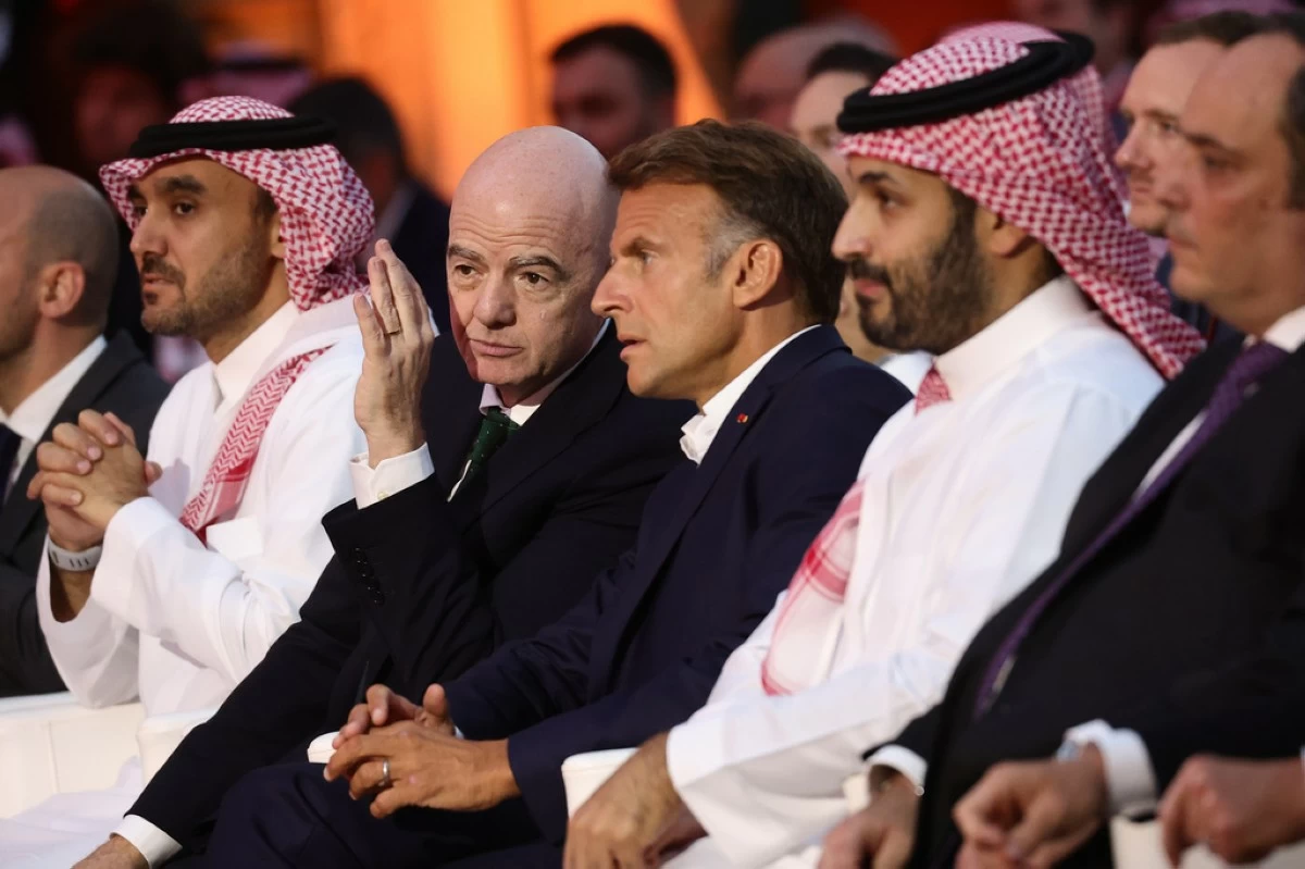 FIFA President Gianni Infantino, center left, French President Emmanuel Macron, center right, and Saudi Crown Prince Mohammed bin Salman, second right, attend the closing ceremony of the Esports World Cup in Paris, France, Sunday, Aug. 23, 2026. (Teresa Suarez/Pool Photo via AP)