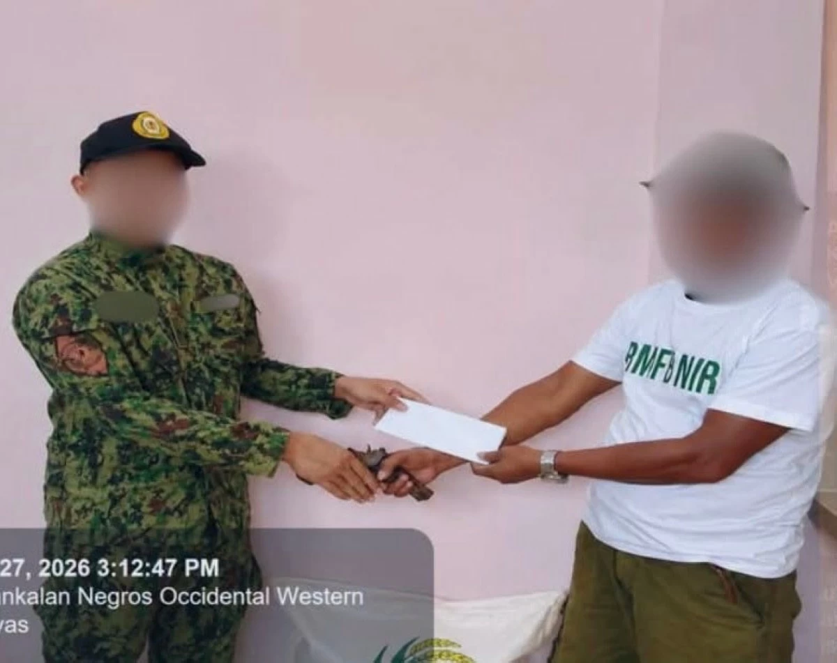 An alleged former finance logistic officer of the New People’s Army (NPA) surrendered to the authorities, along with a firearm in Kabankalan City, Negros Occidental on Thursday, August 27. (3rd Maneuver Company)

