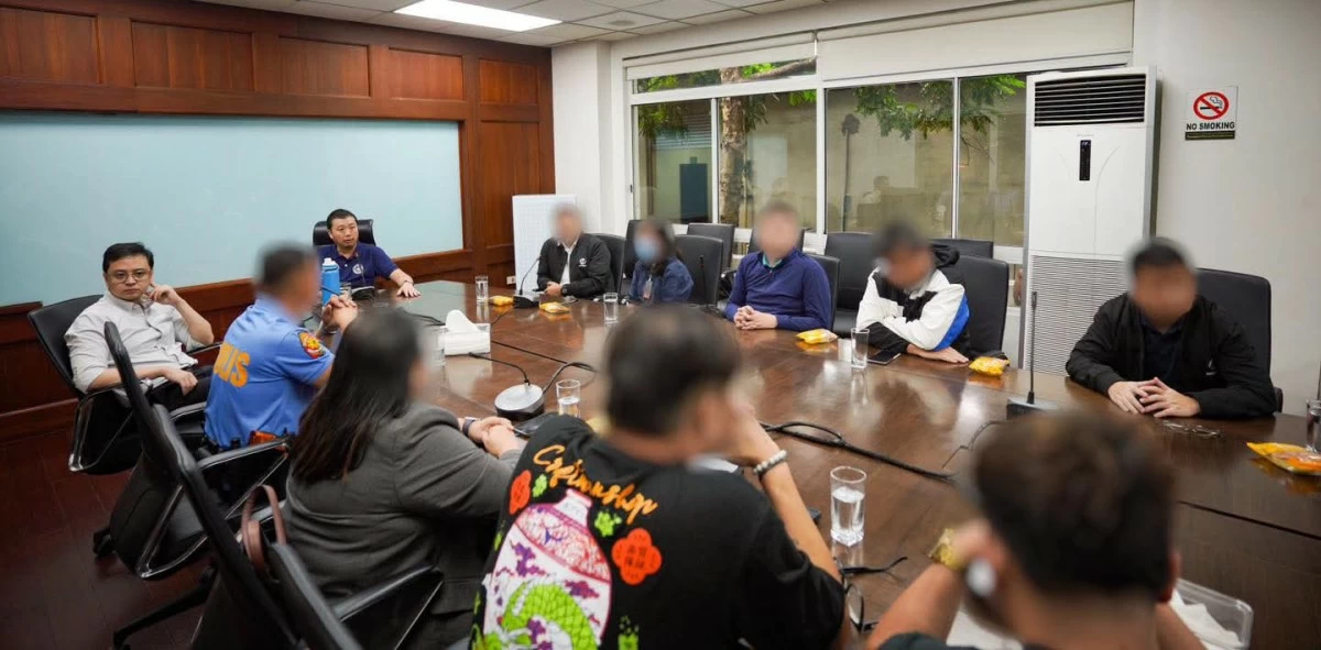 Mayor Wes Gatchalian meets with police and representatives of the companies involved following the cable accident that injured a streetsweeper in Barangay Gen. T. de Leon. (Photo from Mayor Wes Gatchalian/Facebook