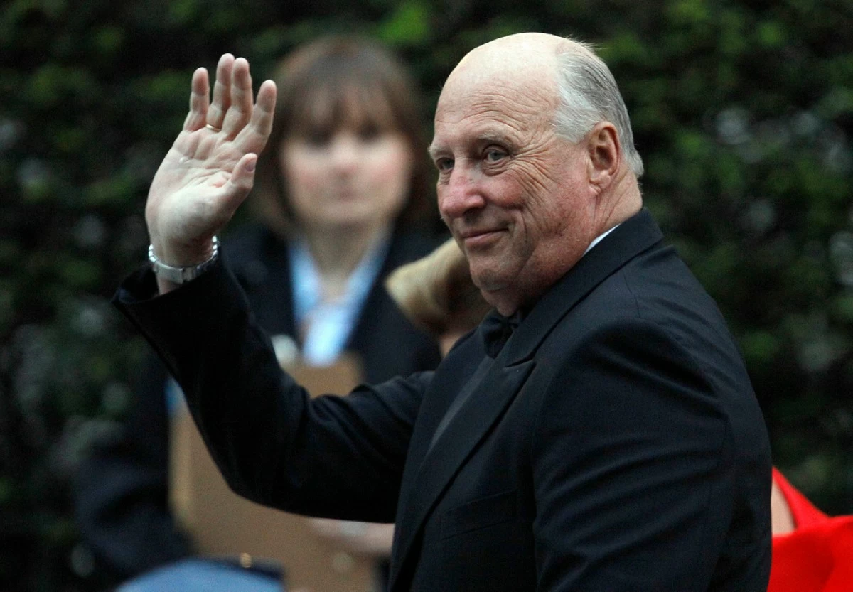 FILE - Norway's King Harald arrives at a central London hotel for a pre-royal wedding dinner hosted by Lady Elizabeth Anson and attended by members of the British royal family and foreign royal families, in London, on April, 28, 2011. (AP Photo/Alastair Grant, File)