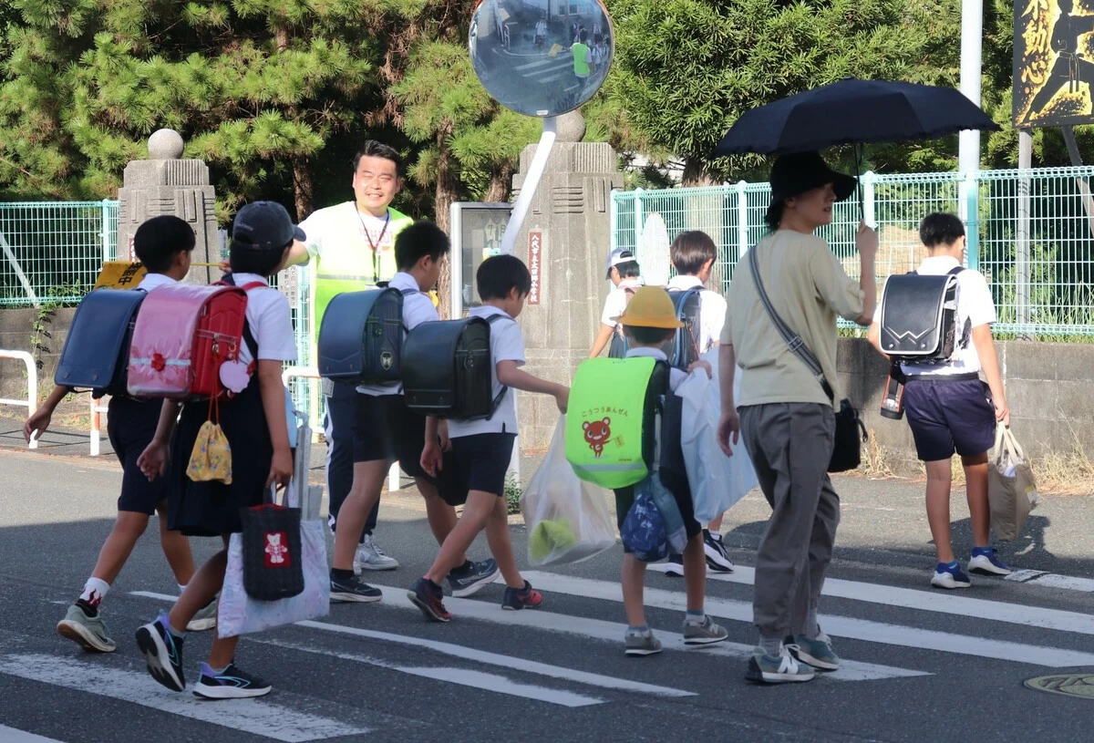 Children walk to Otago Elementary School in Yatsushiro, Kumamoto Prefecture,
on Friday morning for the start of the new term.