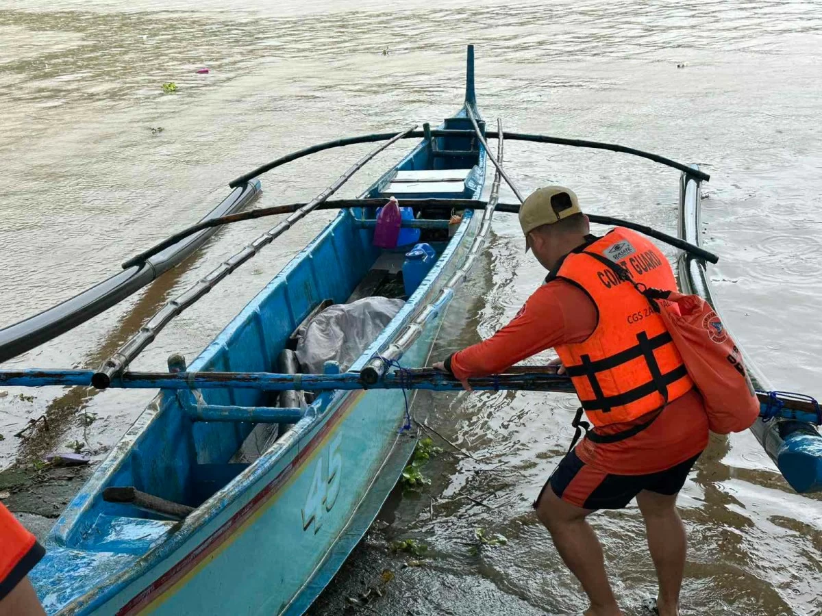 A Philippine Coast Guard (PCG) responder brings ashore a motorboat carrying a body bag containing the remains of one of the two Aeta children found dead in Mapanuepe Lake in San Marcelino, Zambales on Aug. 29, 2026. The children were among the 13 people aboard a boat that capsized on Aug. 27 after strong winds and waves struck during their trip. Eight passengers died, four survived, and one remained missing. (Photo: PCG)