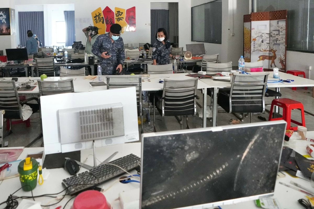 Thai soldiers inspect a workstation at the scam compound in O'Smach, Cambodia, April 7, 2026. (AP file photo)