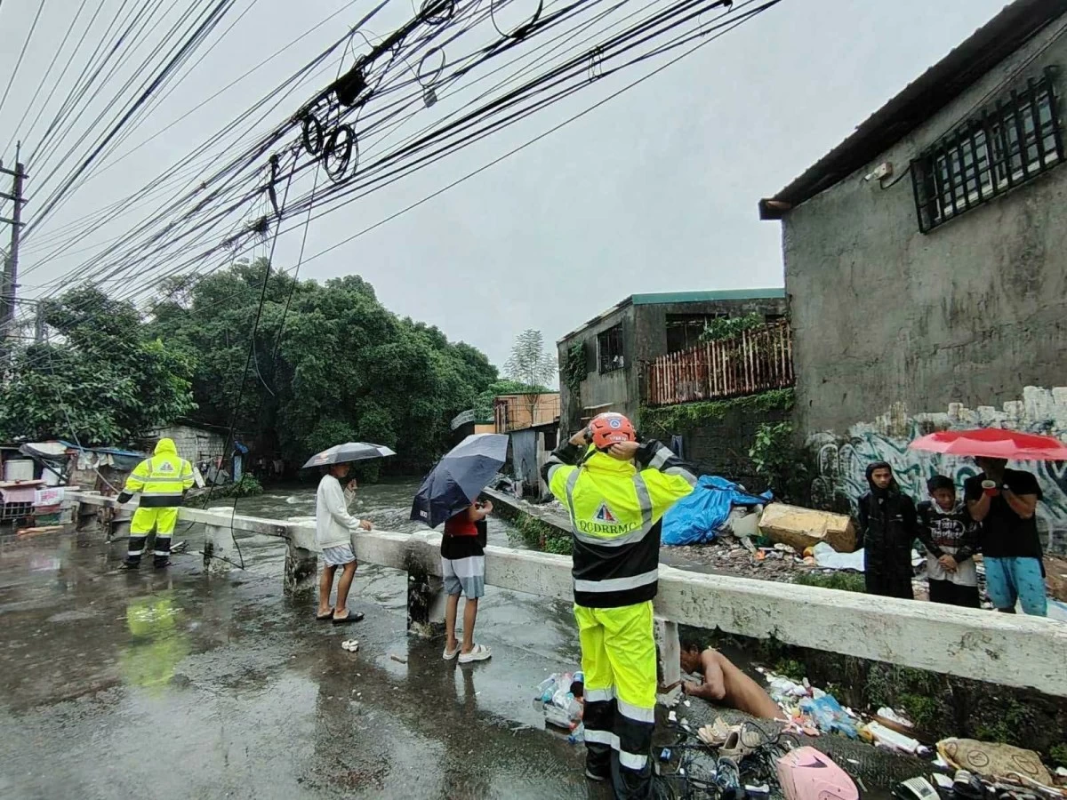 QCPD-DMFB personnel conduct a forced evacuation of residents underneath Dario Bridge in Barangay Bahay Toro, Quezon City, on Saturday, Aug. 29, amid heavy rains brought by the southwest monsoon or Habagat. (Photo courtesy of QCPD-DMFB)
