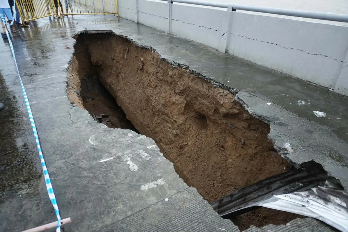 INFRASTRUCTURE AT RISK: Authorities continue to monitor bridges and other critical infrastructure in Tarlac City as heavy rains persist, following the partial collapse of Aquino Bridge and the threat of further flooding and damage.
(Photo courtesy of Tarlac City Government via Liezle Inigo)