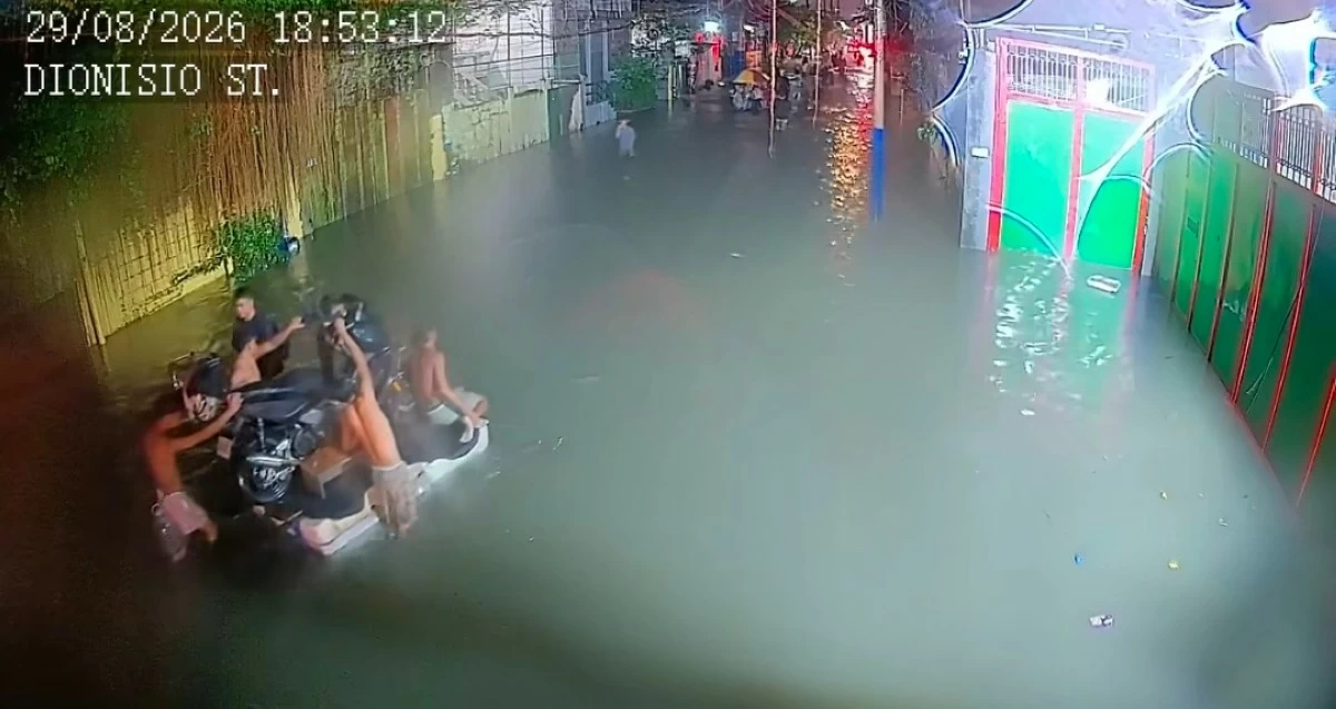 Thigh-deep floodwaters hit M.H. Del Pilar Street in Barangay Maysilo, Malabon City on Saturday, Aug. 29. (Screengrab from Jerry Aquino/Facebook)