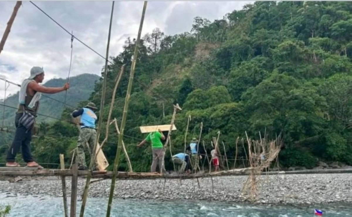Policemen and soldiers assisted local residents and barangay officials in rebuilding a damaged bamboo bridge in Bongabong, Oriental Mindoro. (photo-PRO-MIMAROPA)