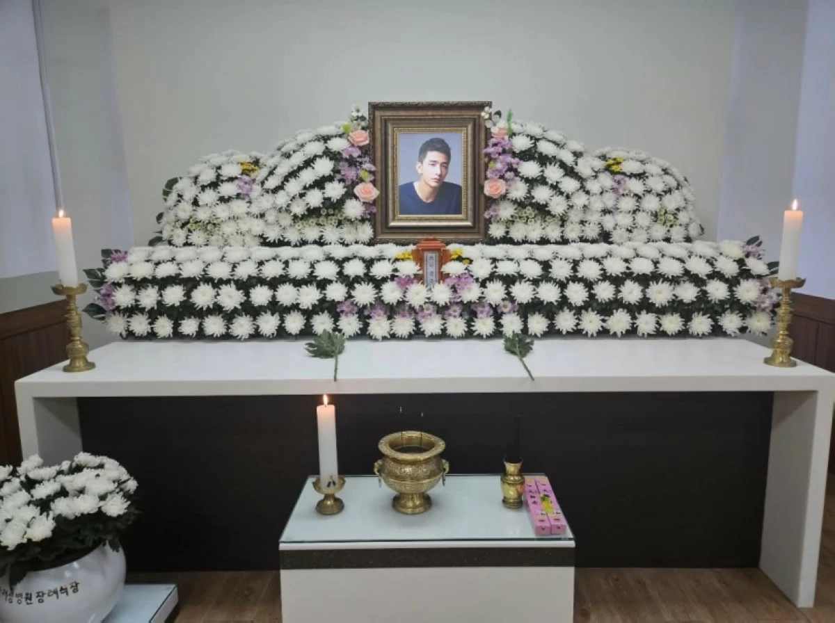 The memorial altar for Korean actor Lee Yong-ju (from Lim Eun-ho) 