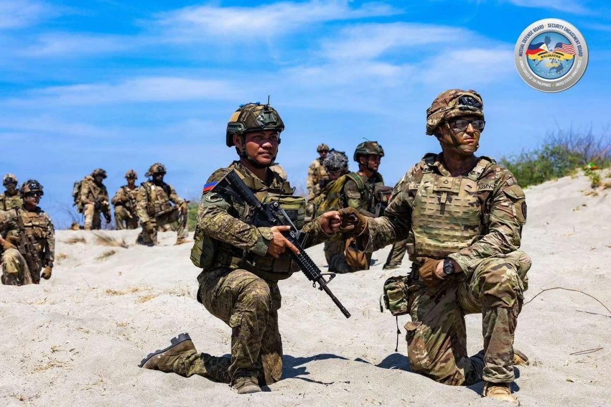 Philippine Army and U.S. Army troopers exchange a fist bump, reflecting strengthened camaraderie and interoperability during the Counter-Landing Live Fire Exercise North (CLLFX-North) as part of Exercise Balikatan 41-2026 on May 4 at La Paz Sand Dunes, Laoag, Ilocos Norte. (Photo: Armed Forces of the Philippines)