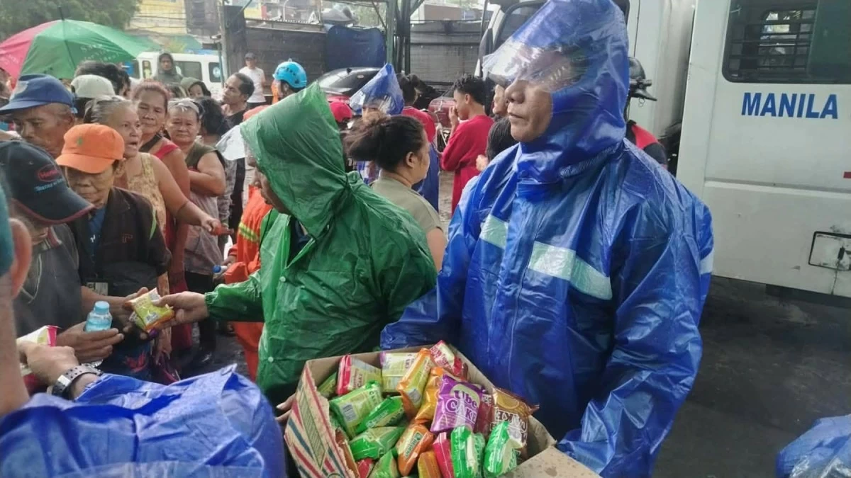 MDSW personnel distribute grocery packs to evacuees at an evacuation center in Manila amid heavy rains brought by the southwest monsoon or habagat on Sunday, Aug. 30, 2026. (Photo courtesy of Manila PIO)