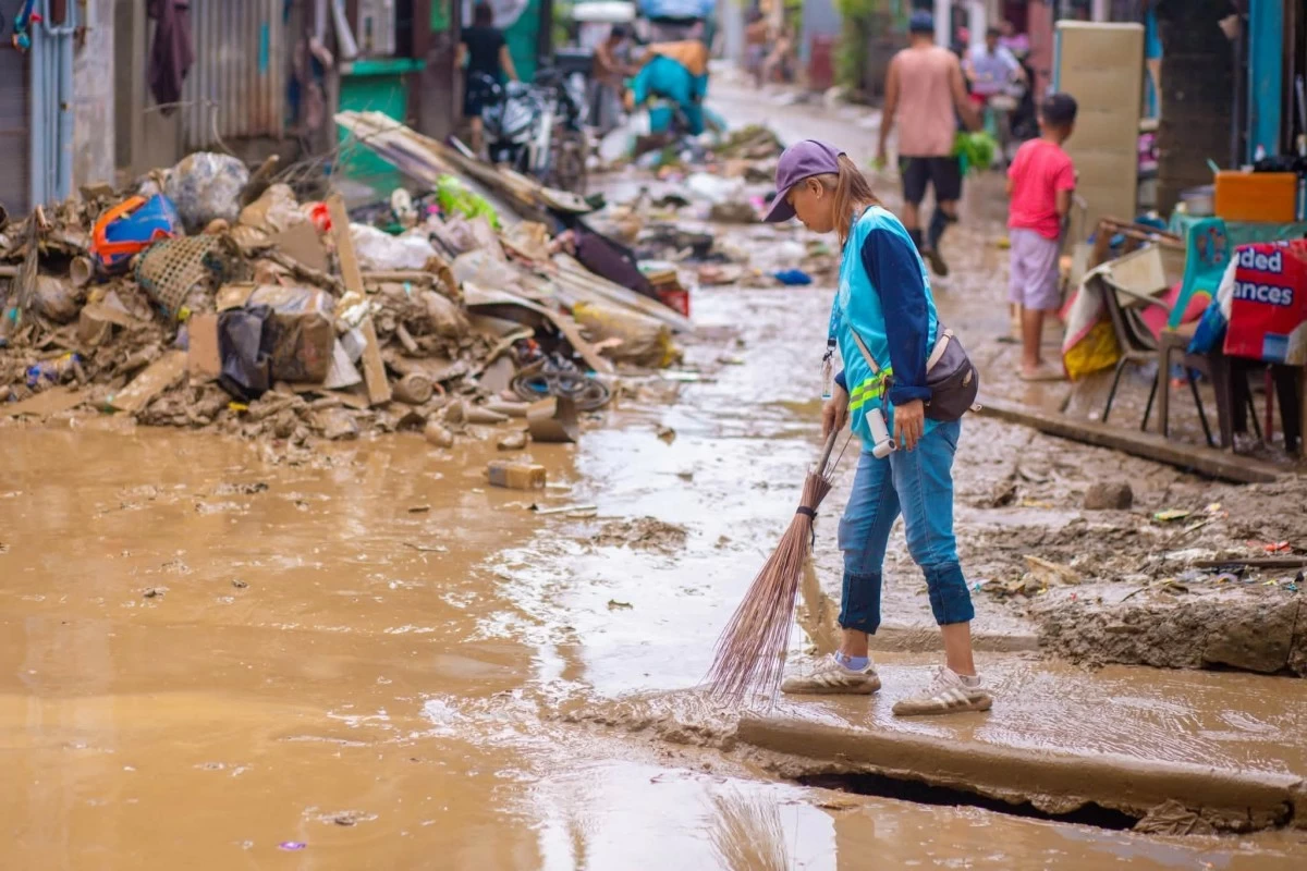 The Marikina City government deploys skid loaders, heavy equipment, and clearing personnel to quickly haul away garbage, mud, and debris left by the floods in Malanday and Tumana. (Photos from Marikina PIO)