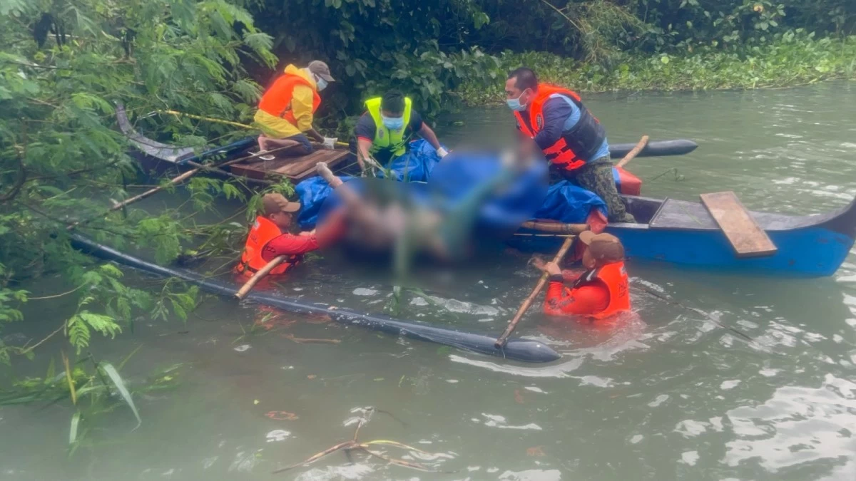 Search and rescue personnel from the Philippine Coast Guard (PCG) recover the lifeless body of the last missing passenger from a capsized motorboat in Mapanuepe Lake, San Marcelino, Zambales, on August 30, 2026. The tragedy has now claimed nine lives, including three adults and six minors, making it one of the deadliest incidents in the area in recent years. (Photo: Philippine Coast Guard)