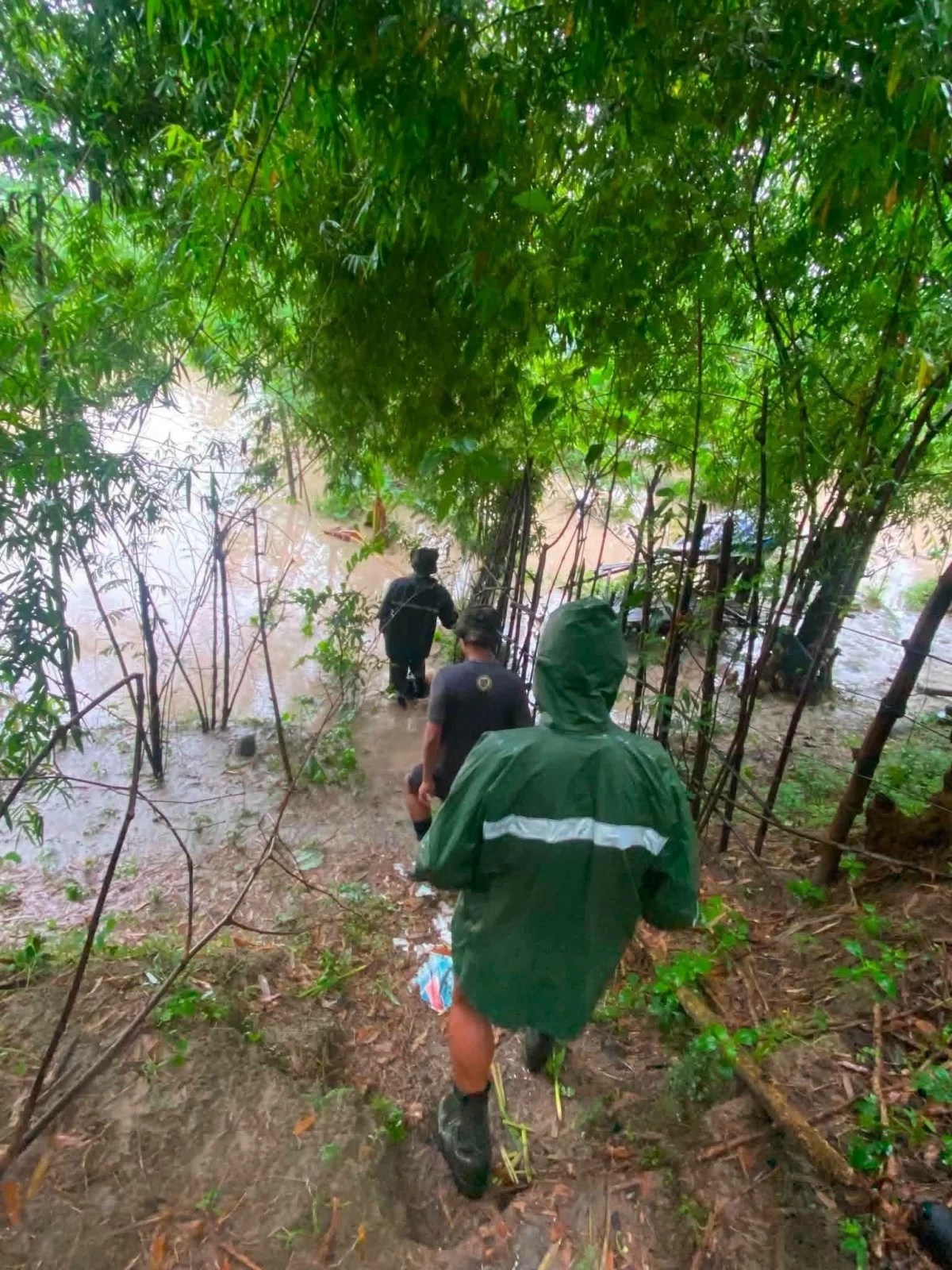 ONGOING SEARCH — Rescue teams continue searching for four missing individuals following the Agana Bridge collapse in Tarlac City, Tarlac, amid heavy rain and strong water currents. (Photo Tarlac City Government via Liezle Inigo)
