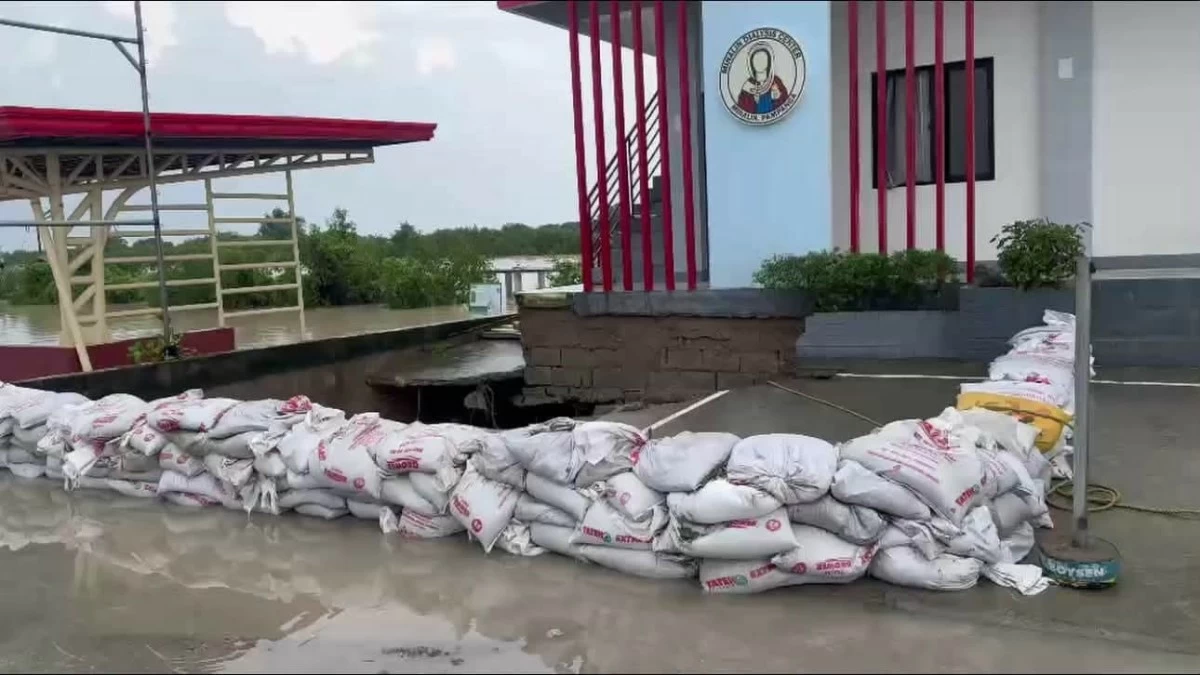SAND-BAGGING OPERATION — Workers reinforce a damaged portion of the tail dike in Minalin, Pampanga as the provincial government moves to protect nearby communities from possible flooding. (Photo courtesy of Tarlac City Government via Liezle Inigo)