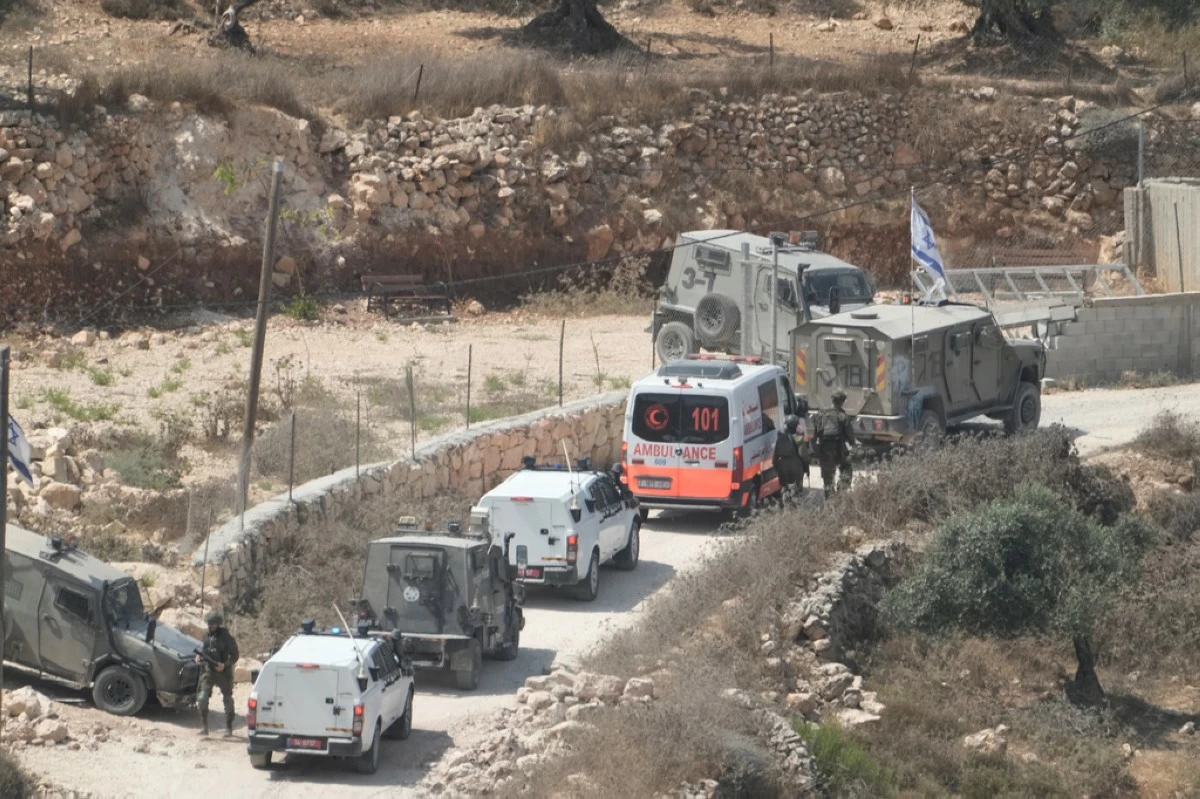 Israeli soldiers secure a building under construction as ambulances evacuate injured Palestinians following an attack by Israeli settlers in the occupied West Bank village of Qusra, Saturday, Aug. 29, 2026. (AP Photo/Majdi Mohammed)