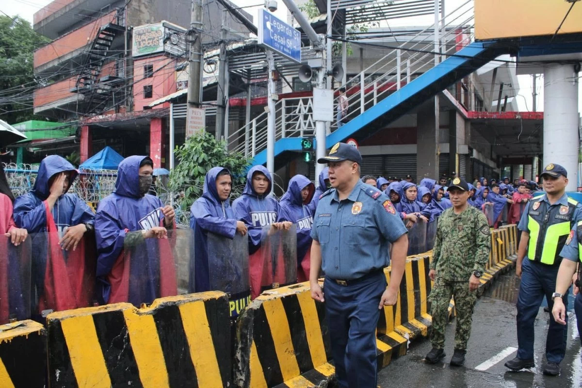 MPD Chief Brig. Gen. Atty. Arnold C. Santiago inspects the security barriers and setup at Mendiola, Manila, during a simulation exercise ahead of National Heroes Day protests on Monday, Aug. 31. (Photo courtesy of the Manila Police District)