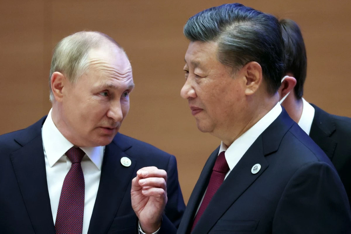 Russian President Vladimir Putin, left, gestures while speaking to Chinese President Xi Jinping during the Shanghai Cooperation Organization (SCO) summit in Samarkand, Uzbekistan, Sept. 16, 2022. (Sergei Bobylev, Sputnik, Kremlin Pool Photo via AP, File)