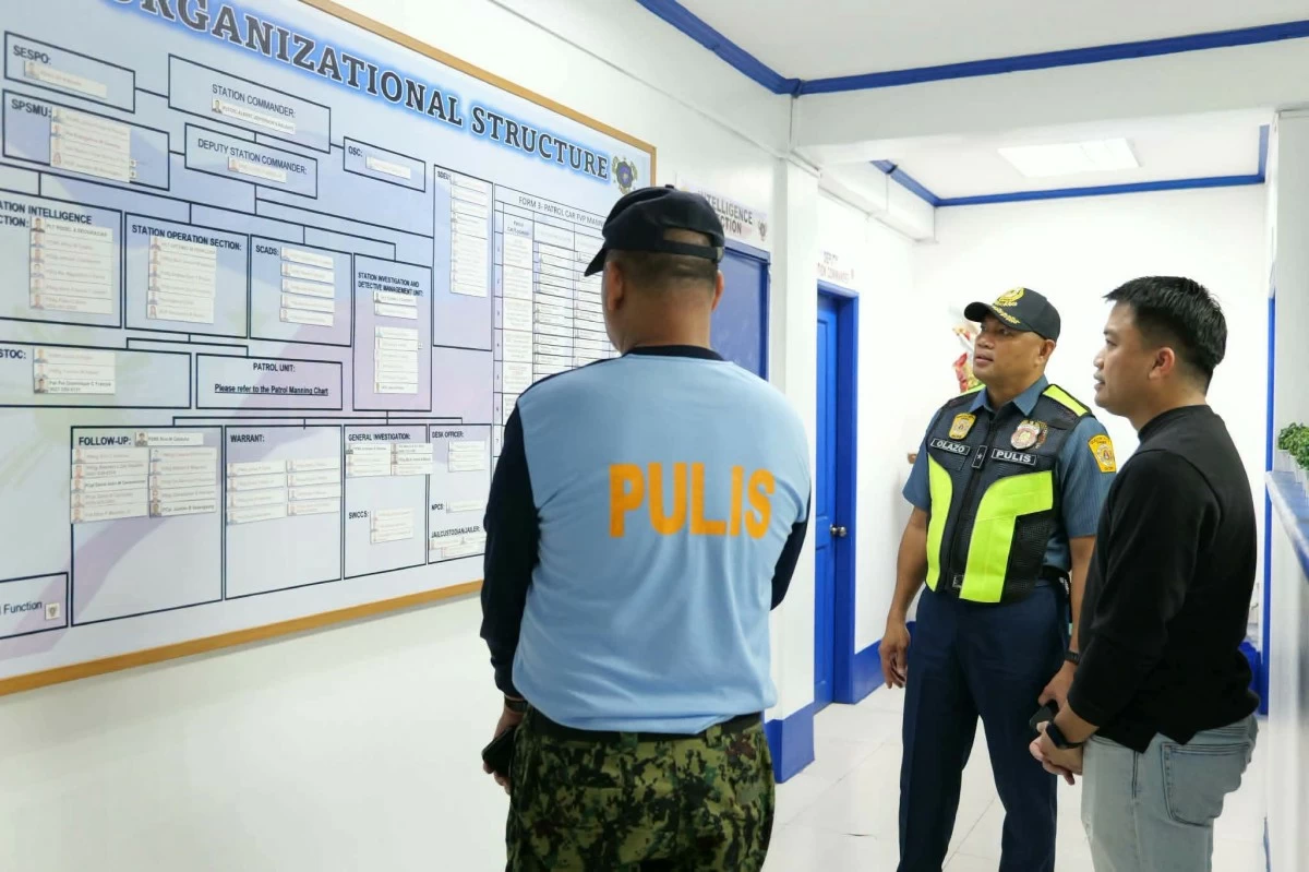 Police Brig. Gen. Christopher Olazo inspects several police stations with Police Lt. Col. Edgar Batoon, acting force commander of the District Mobile Force Battalion, from 12:20 a.m. to 4 a.m. on Aug. 31. (Photo courtesy of the QCPD)