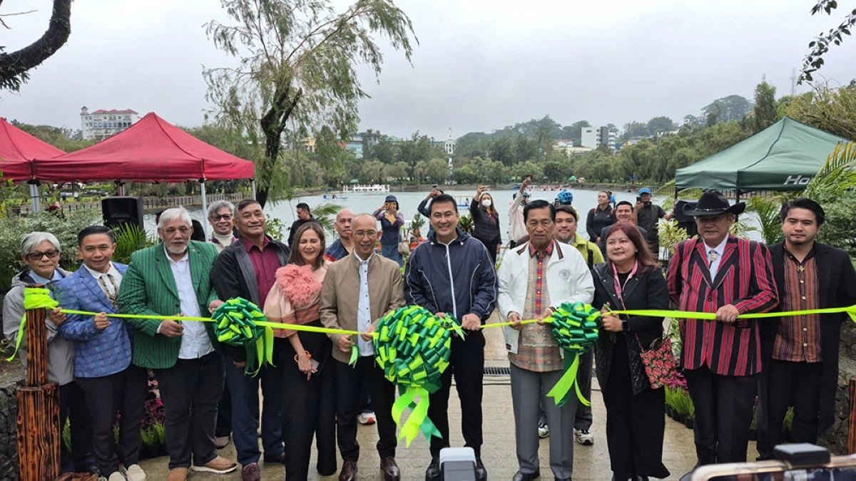 TIEZA Operating Officer Mark Lapid, along with Mayor Benjamin Magalong, Congressman Mauricio Domogan and city officials, led the opening of the new rehabilitation of Burnham Lake during the 117th Baguio Day celebration, this morning, September 1. (Photo By Zaldy Comanda)