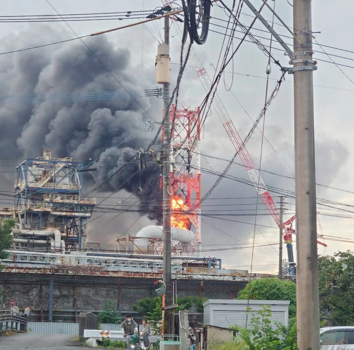 Feuer in erdbebengeschädigter Nippon Paper-Fabrik in Kumamoto
