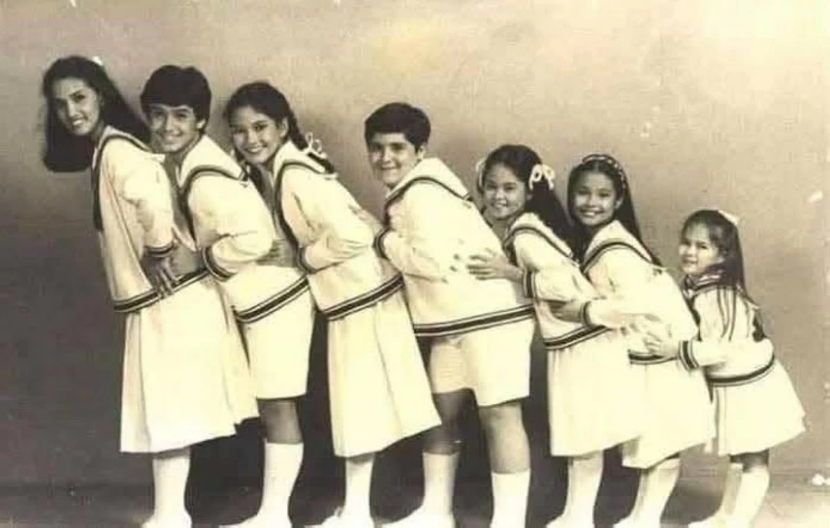 Risa teilt ein süßes Erinnerungsfoto von sich und Lea Salonga in einem ...