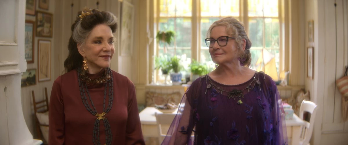 Franny (Stockard Channing), Jet (Dianne Wiest) (Warner Bros. Pictures) 