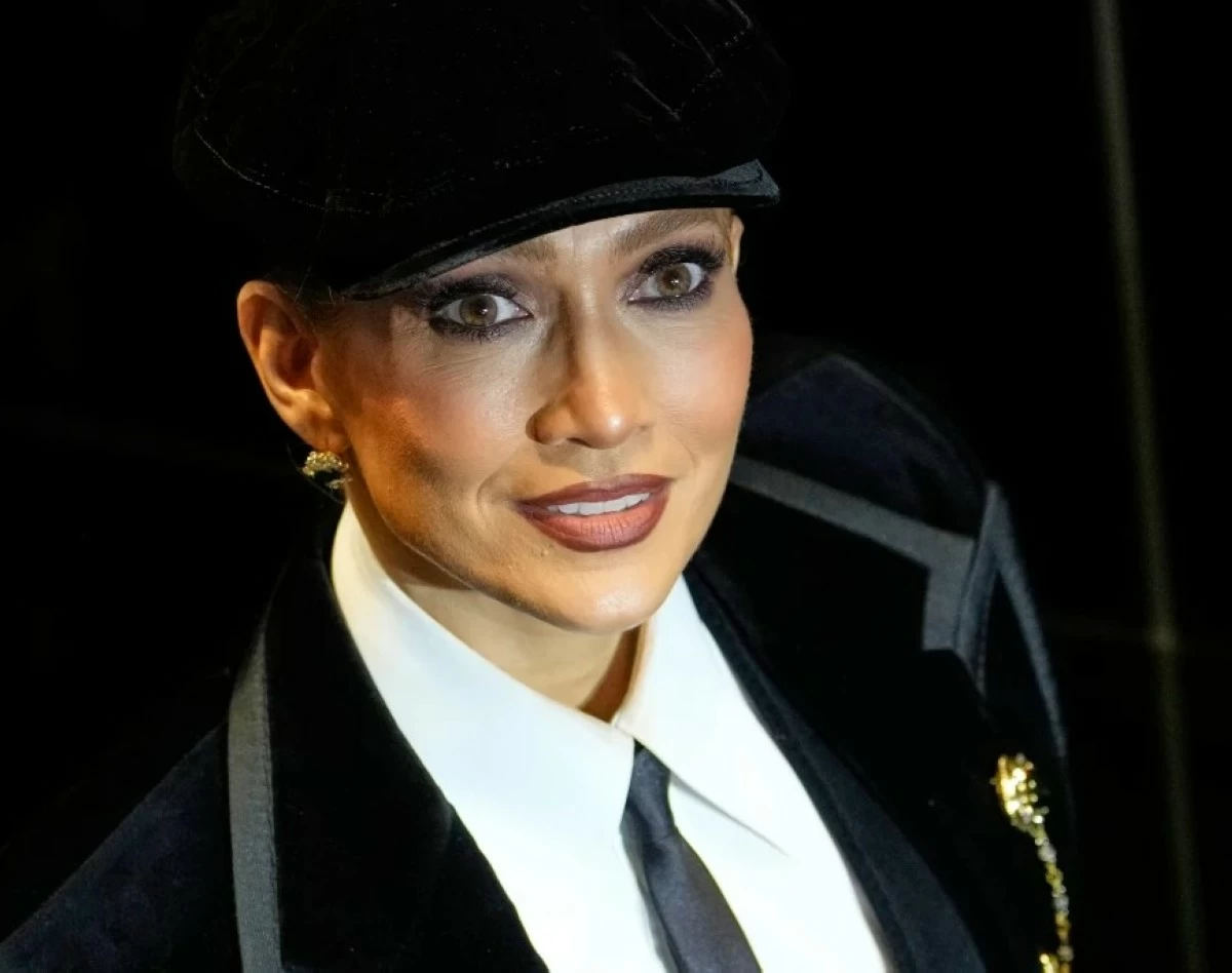 Jennifer Lopez bringt Diva-Glamour mit, während Dolce & Gabbana sein ...