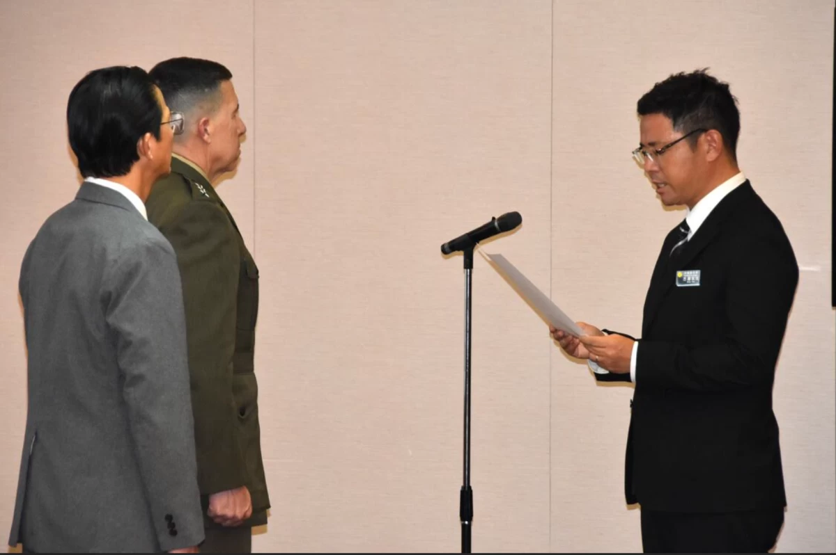Der Gouverneur von Okinawa protestiert gegen US-Streitkräfte nach der ...