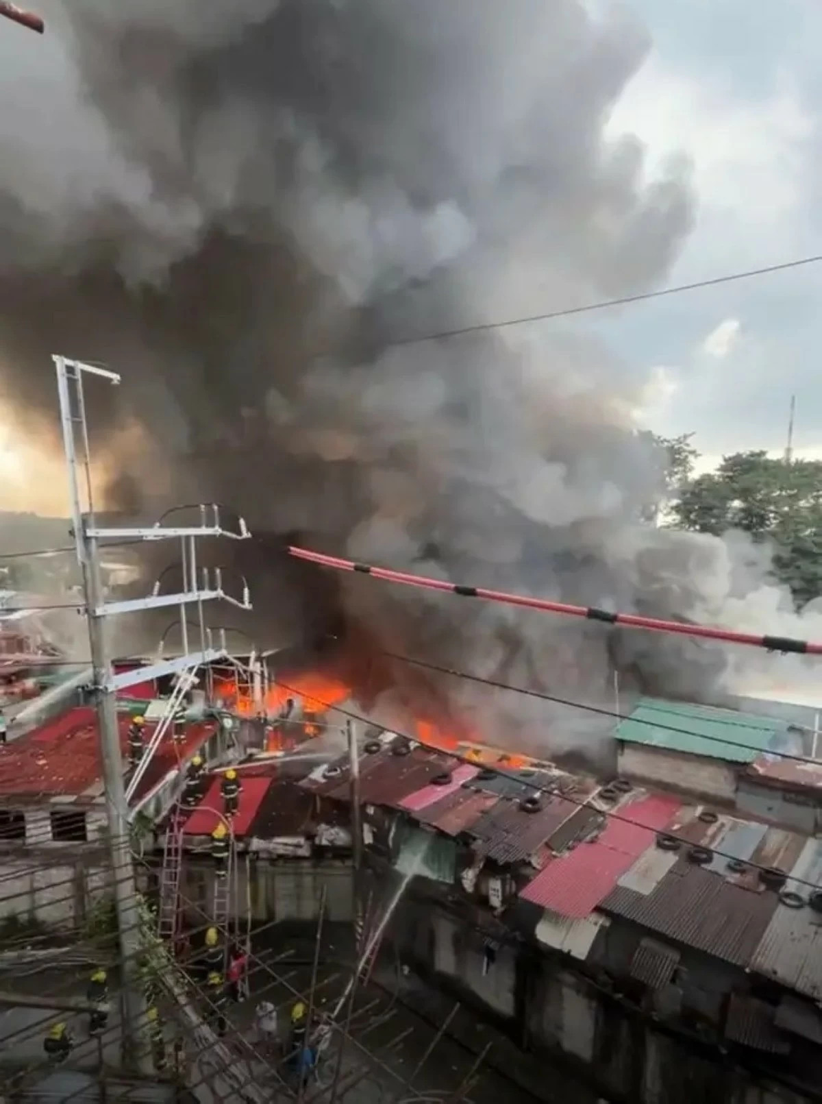 Fire hits residential area in Quezon City