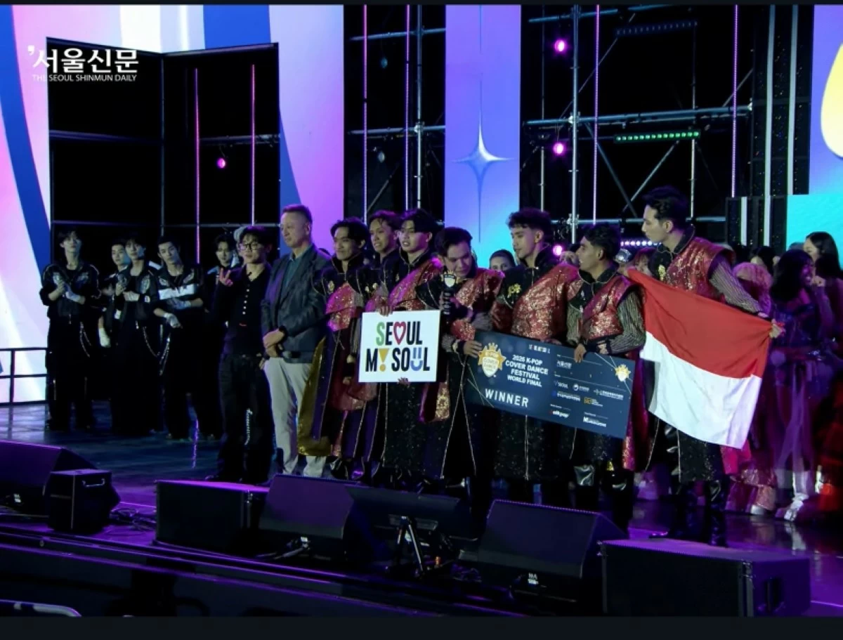 EXNITE from Indonesia (Screenshot from K-pop TV video on YouTube)