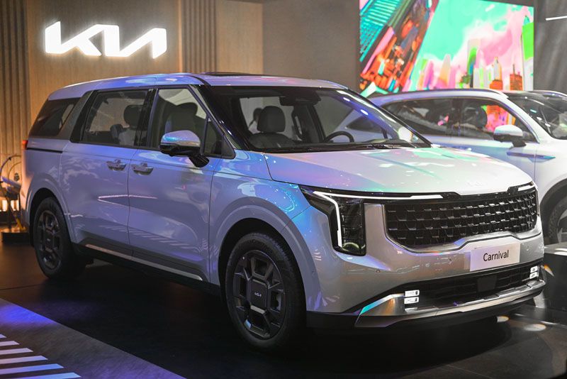 041125KiaCarnivalHybrid1.jpg