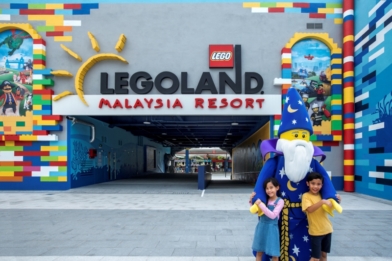 04 - DSC5485-V1 - arch with wizard.jpg