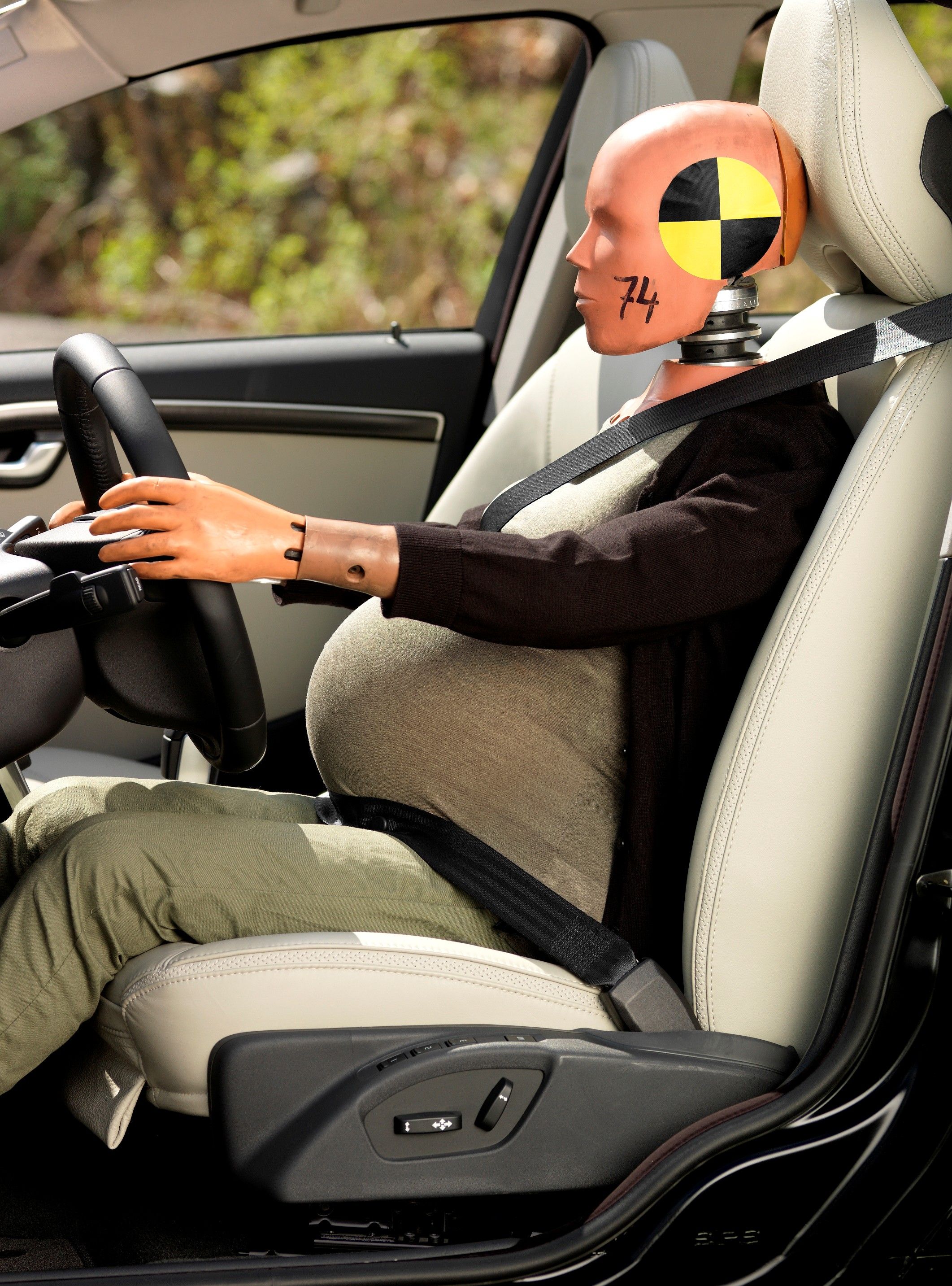 135217_Volvo Pregnant crash_test_dummy.jpg