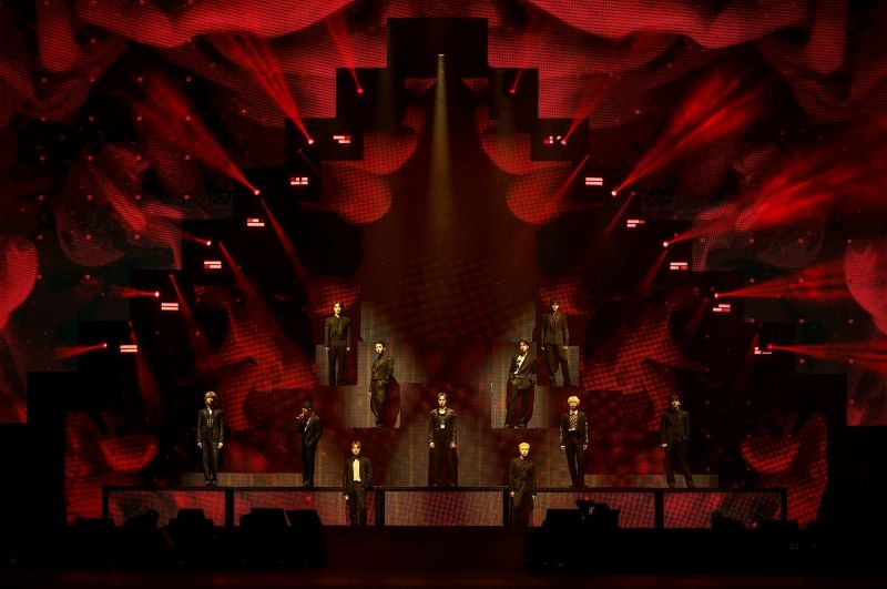 1. RIGHT HERE_LOS ANGELES_SEVENTEEN (Photo Courtesy of PLEDIS Entertainment).jpg