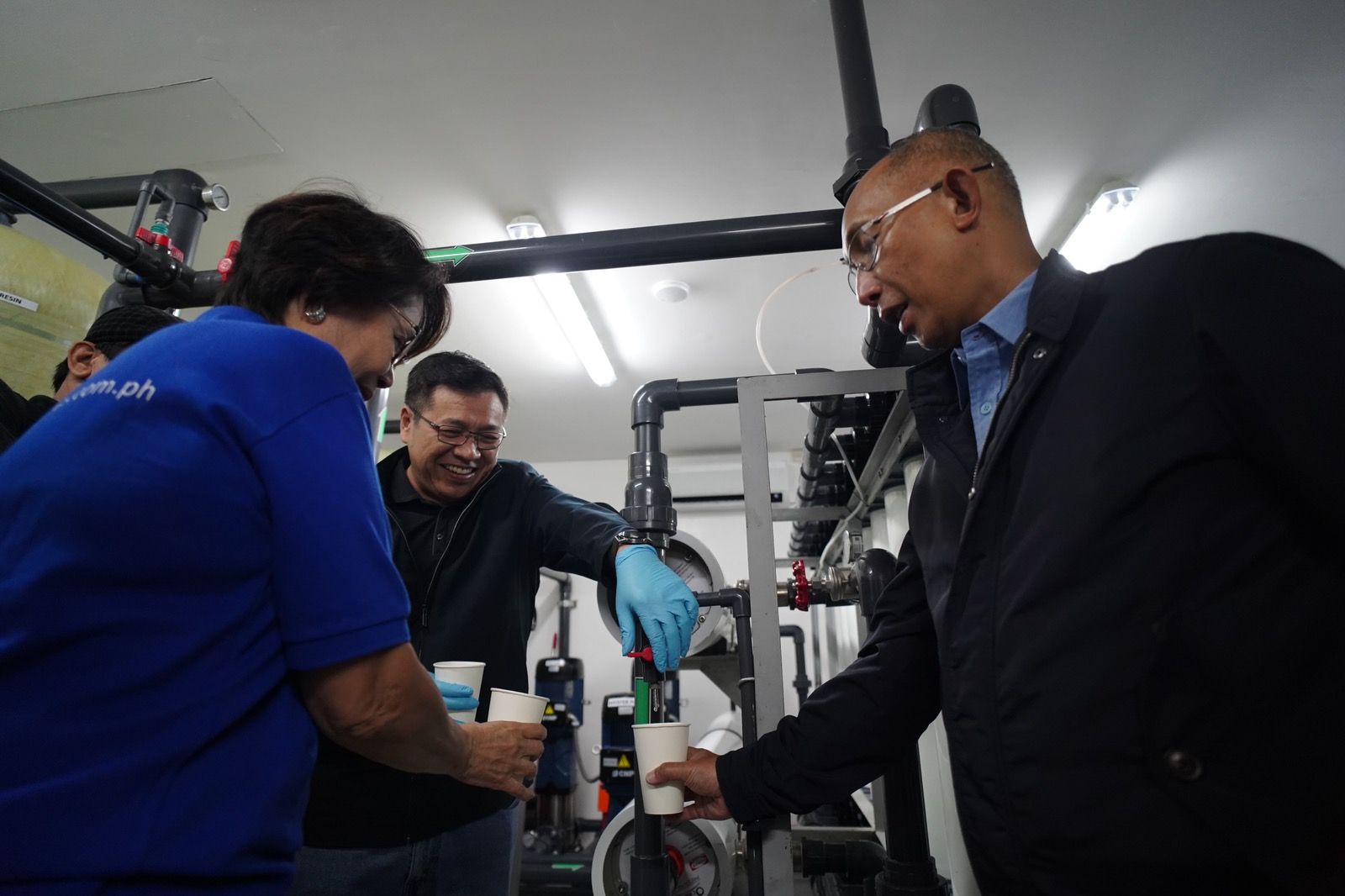 2 Baguio City Mayor Benjamin Magalong (right) samples the water from SM City Baguio’s rainwater treatment facility with SM Supermalls’ Vice President for Corporate Compliance Engr. Liza Silerio (left)..jpg