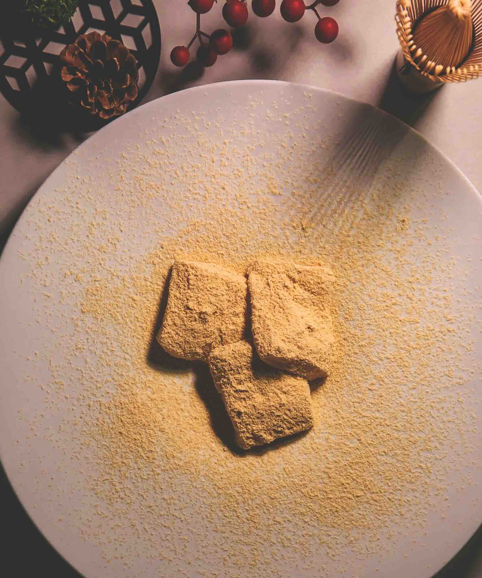 2 Originally served to Japanese royalty, warabimochi is now a worldwide phenomenon. .jpg