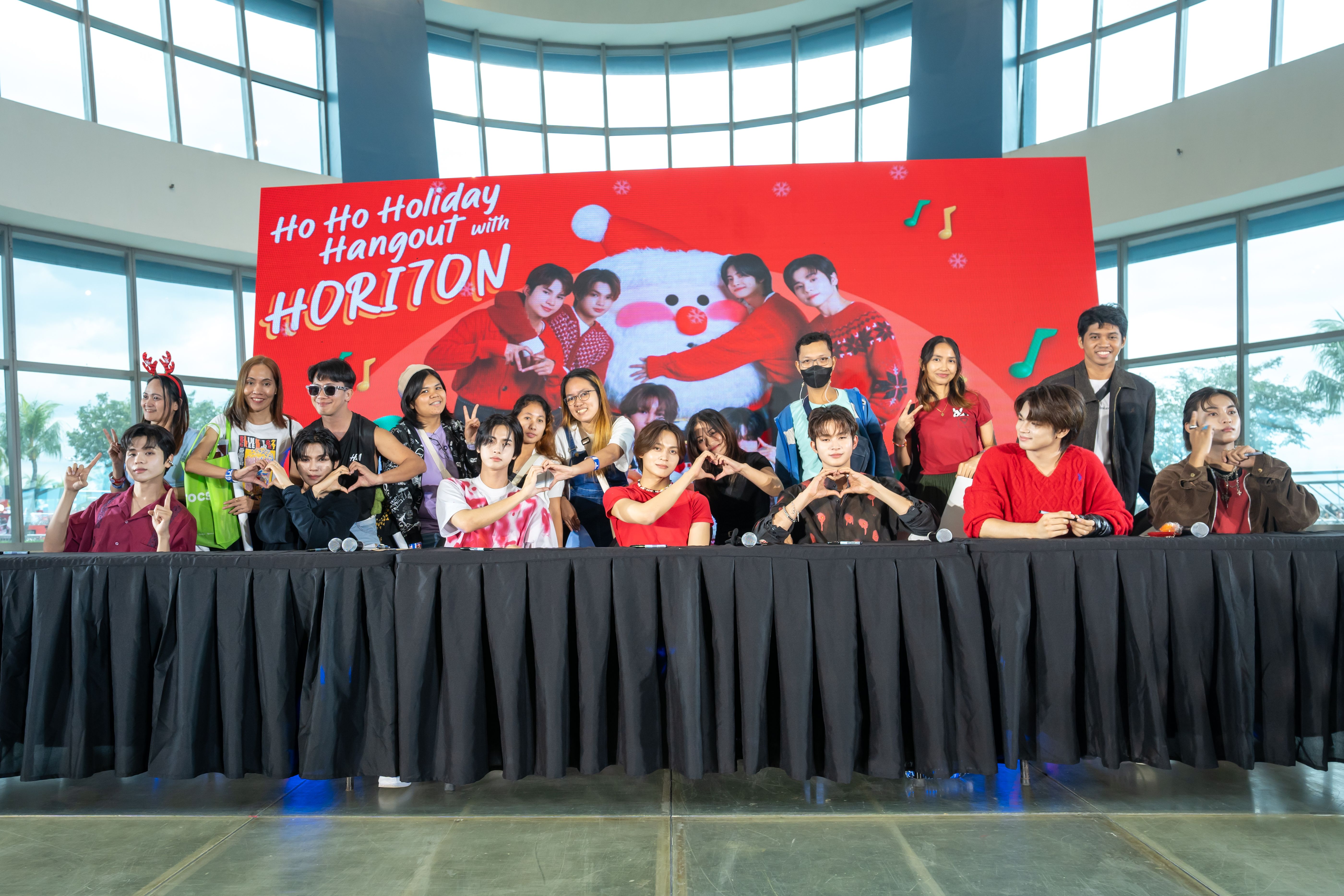 3 HORI7ON poses with fans after signing their photocards. (1).JPG