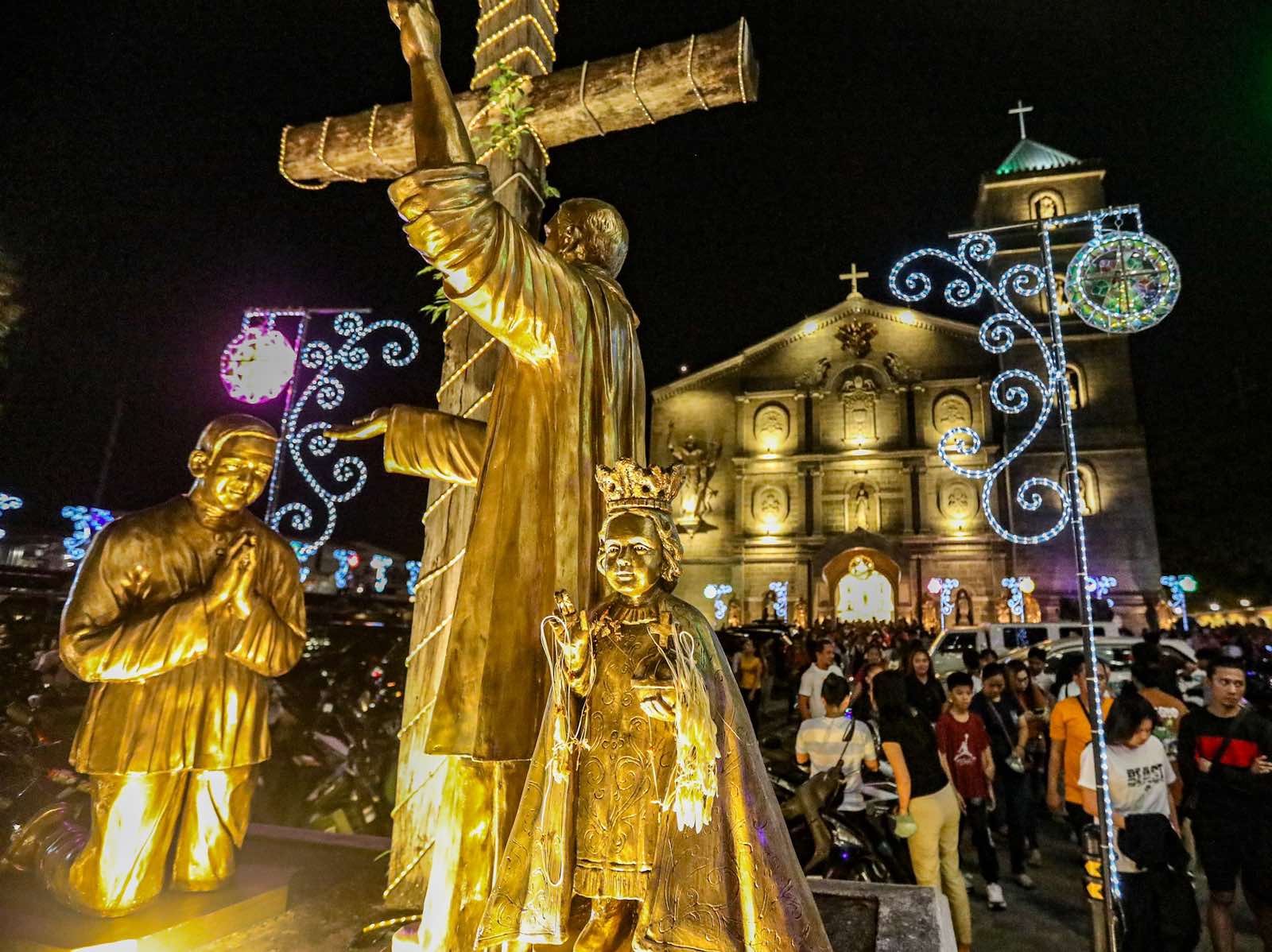 4Catholic devotees attended the first Simbang Gabi or Misa de Gallo at the Minor Basilica and Parish of St. John the Baptist in Taytay, Rizal, on Monday December 16.jpg