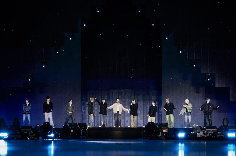 4. RIGHT HERE_LOS ANGELES_SEVENTEEN (Photo Courtesy of PLEDIS Entertainment).jpg