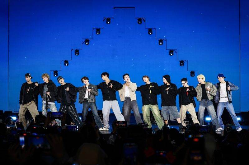 5. RIGHT HERE_LOS ANGELES_SEVENTEEN (Photo Courtesy of PLEDIS Entertainment).jpg