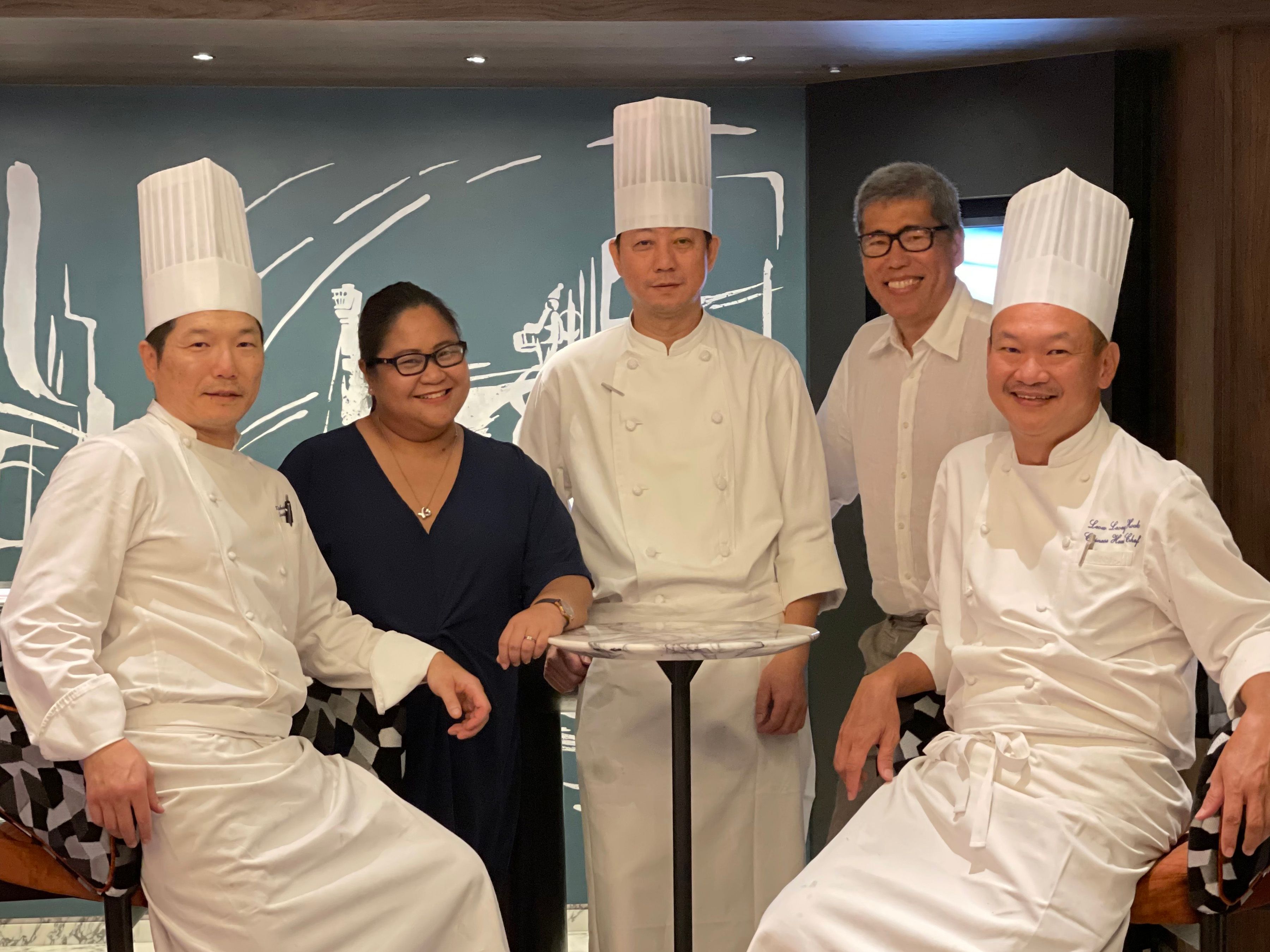 6. In good company. The mighty chefs of Minami Teppanyaki Restaurant and Empress Room Chinese Restaurant with Mariangela Silvestre, Director of Marketing of Swissotel Nankai Namba..jpg