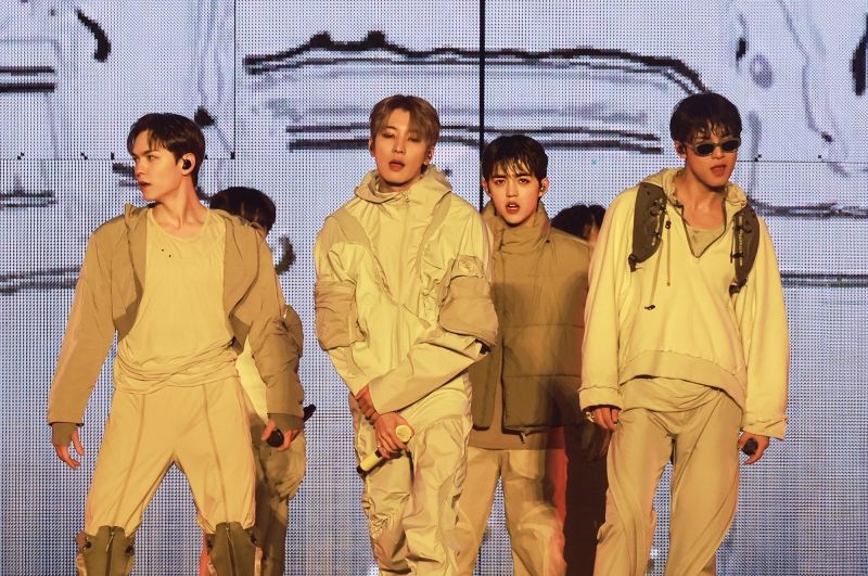 6. RIGHT HERE_LOS ANGELES_SEVENTEEN_HIP-HOP UNIT (Photo Courtesy of PLEDIS Entertainment).jpg