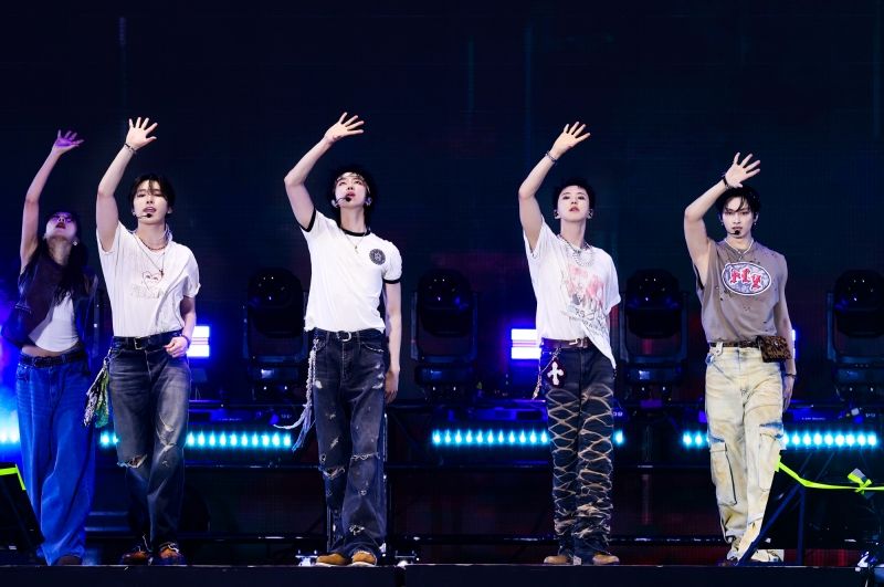 7_PERFORMANCE UNIT (Courtesy of PLEDIS Entertainment).jpg